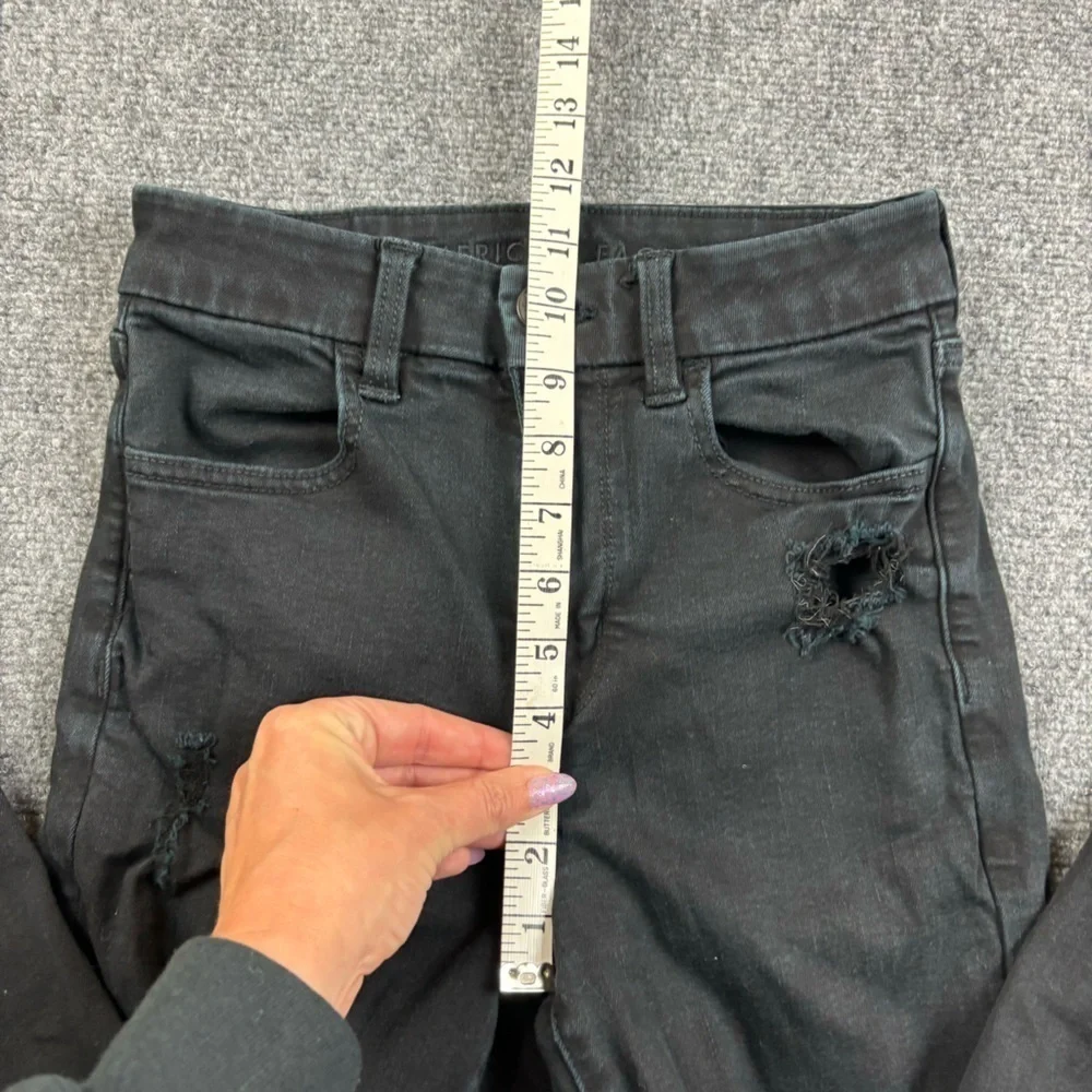AMERICAN EAGLE Women’s Black Denim Curvy Hi-Rise Jegging Distressed size 2 Short